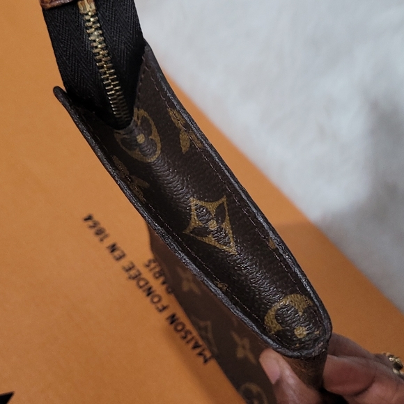 Louis Vuitton Cosmetics Pouch / Pochette - Picture 4 of 16